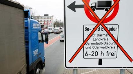Noch ist das Schild nicht in Betrieb, aber ab 1. Februar gilt es - zumindest für Lastwagen in München.