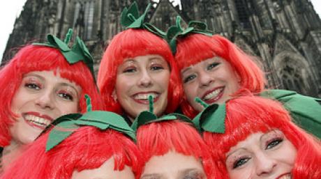Die Weiberfastnacht wird in Köln ausgiebig gefeiert.