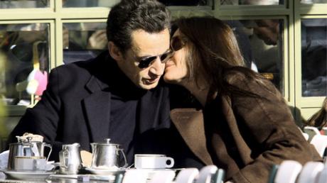 Das erste Bild des Ehepaars: Am Tag nach der Hochzeit vergnügten sich Carla Bruni und Nicolas Sarkozy in einem Café in Versailles.