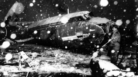 Der Rumpf der abgestürztenChartermaschine vom Typ "BEA-Elizabethan" (Archivfoto vom 07.02.1958). 