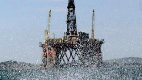 Wellen brechen sich vor einer Erdgas- und Erdölförderplattform in der Nordsee. (Archiv-und Symbolbild)