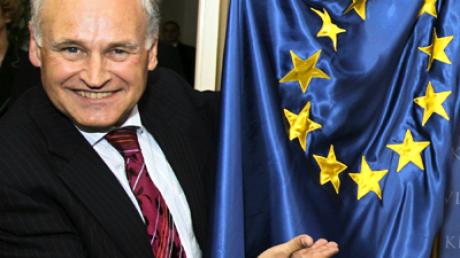 CSU-Chef Erwin Huber mit der Fahne der Europäischen Union.
