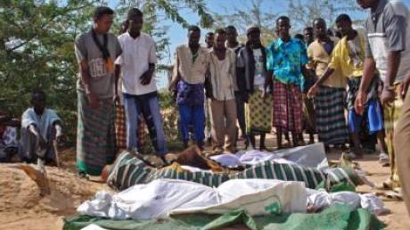 Somalier betrachten getötete Familienmitglieder, die bei Unruhen in Mogadischu Ende Dezember 2007 ums Leben gekommen sind.