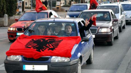 Kosovaren jubeln bei einem Autokorso durch Augsburg über die Unabhängigkeit.