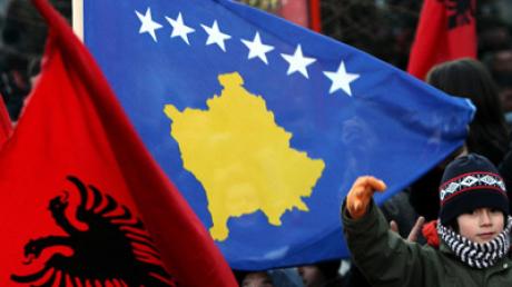 Die neue blaue Flagge des Kosovo neben der Flagge der Albaner (rot)