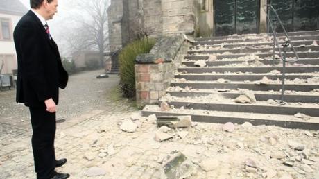 Der saarlaendische Innenminister KlausMeiser (CDU) betrachtet die beschädigte St. Blasius Kirche in Saarwellingen.