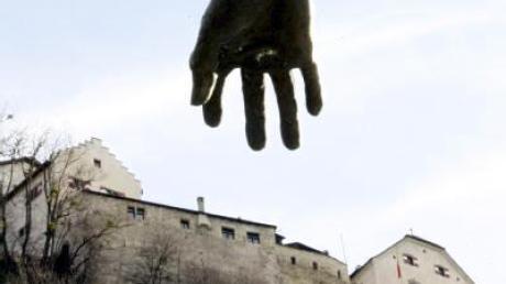 Hand einer Bronzefigur vor dem Schloss in Liechtenstein: Auch Australien und die USA fahnden nach Steuersündern (Archivbild).