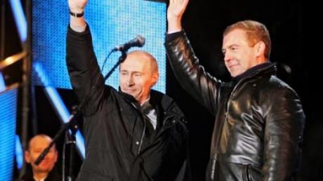 Wladimir Putin (links) und Dimitri Medwedew freuen sich über den Wahlausgang.