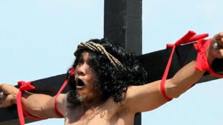 Schmerzverzerrt für fünf Minuten lang ans Kreuz genagelt. Die Passion Christi wird alljährlich in Santa Lucia auf den Philippinen werkgetreu nach der biblischen Überlieferung nachgestellt.