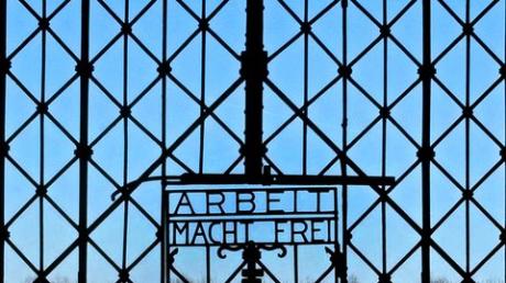 Das Eingangstor zum KZ in Dachau.