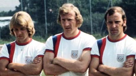 Hans Georg Schwarzenbeck (Mitte) mit seinen damaligen Mannschaftskameraden vom FC Bayern Rainer Zobel (links) und Franz Roth.