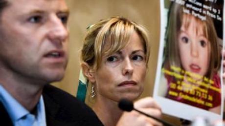 Madeleines Eltern zeigen bei einer Pressekonferenz ein Bild ihrer verschwundenen Tochter. (Archivbild)