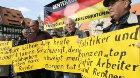Nicht alle würden verzichten: Rentner demonstrieren in Braunschweig für höhere Altersbezüge (Foto vom 21.4.2008).