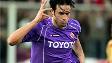 Seinen charakteristischen Torjubel hat er beibehalten, das Trikot gewechselt: Luca Toni im Trikot seines Ex-Vereins AC Florenz.