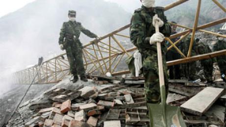 Drei Tage nach dem gewaltigen Erdbeben zeichnet sich das schreckliche Ausmaß der Katastrophe immer mehr ab. Chinesische Behörden befürchten über 50.000 Tote.