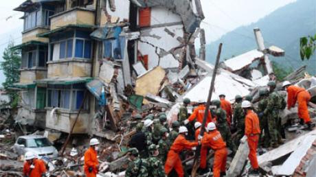 Ganze Städte liegen in Trümmern: Das verheerende Erdbeben in China hat nach Schätzungen von Behörden wohl rund fünf Millionen Menschen obdachlos gemacht. 