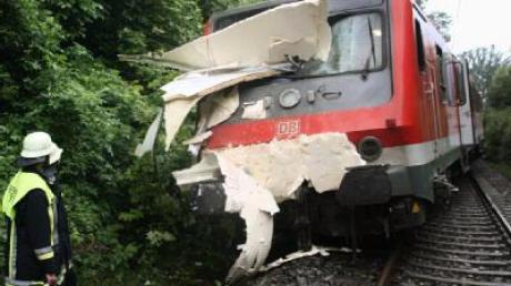 Der beschädigte Zug an einem Bahnübergang bei Tutzing im Landkreis Starnberg.