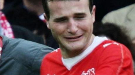 Der Schweizer Kapitän Alexander Frei in Tränen aufgelöst nach seiner bitteren Verletzung im ersten EM-Spiel. 
