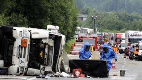 Bei einem Unfall auf der A96 bei Wangen hat ein Gefahrgut-Transporter an die 300 Liter Säure verloren.