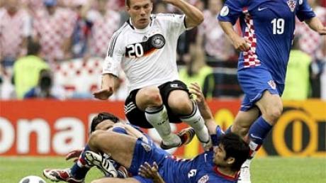 Der Einsatz von Lukas Podolski ist wegen einer Kapselverletzung am Fuß fraglich.