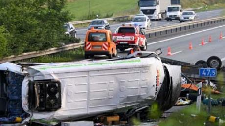 Bei einem Unfall auf der Autobahn 72 in Sachsen sind am frühen Montagmorgen drei Menschen ums Leben gekommen.
