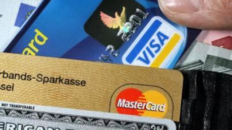 Die Zahlung per Kreditkarte ist einfach und bequem - Urlauber sollten aber aufpassen, dass Betrüger nicht ihre Reisekasse plündern. (Bild: dpa)