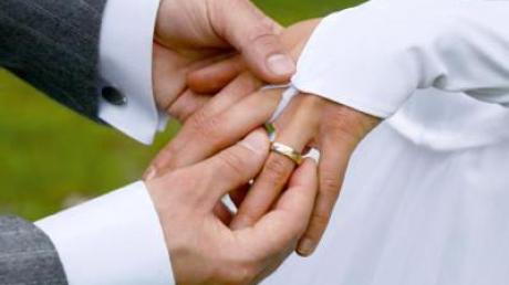Nach einem Zeitungsbericht sind in Deutschland künftig kirchliche Hochzeiten ohne Trauung beim Standesamt möglich.