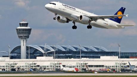 Ein Flugzeug beim Start vom Münchner Flughafen. (Symbolbild)