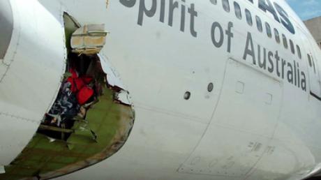 Im Rumpf des Flugzeugs klafft ein großes Loch.