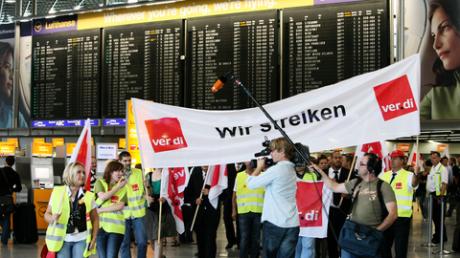 Rund 4000 Mitarbeiter der Lufthansa streiken. Flüge sind bis jetzt noch nicht ausgefallen.