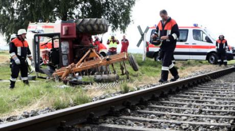 Dieser Traktor wurde von einem Regionalzug an einem unbeschrankten Bahnübergang bei Oberottmarshausen erfasst. Der Fahrer wurde leicht verletzt.