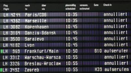 Auf der Anzeigentafel am Flughafen in München werden annullierte Flüge angezeigt.