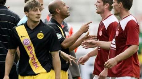 Der Dortmunder Bajram Sadrijaj (l) hat im Pokalspiel gegen Essen wahrscheinlich die schnellste rote Karte überhaupt erhalten. 