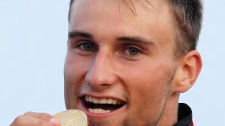 Alexander Grimm strahlt über seine Goldmedaille.