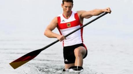 Andreas Dittmer paddelt in seinem Canadier.
