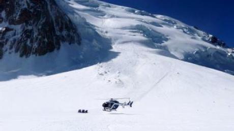 In den französischen Bergen werden nach einem Lawinenabgang acht ausländische Bergsteiger vermisst.