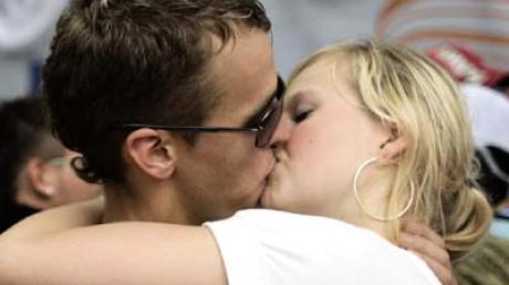 Küssen erlaubt - mehr aber nicht, wenn es erst das erste Date ist, so halten es die Deutschen laut einer neuen Umfrage.