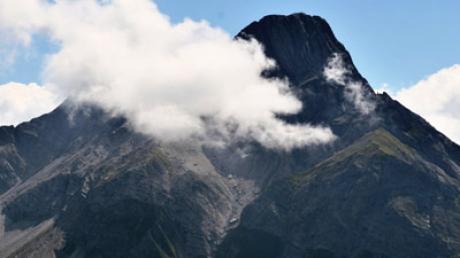 Vier Menschen sind am Wochenende in den österreichischen und Allgäuer Alpen gestorben.