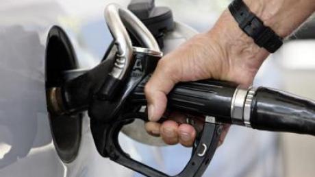 Trotz des fallenden Ölpreises bleibt Benzin teuer.