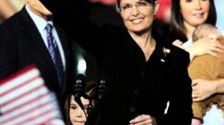 Sarah Palin, im Hintergrund ihre Tochter und deren Bruder.