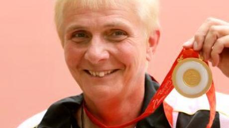 Die querschnittsgelähmte Marianne Buggenhagen mit ihrer Goldmedaille.