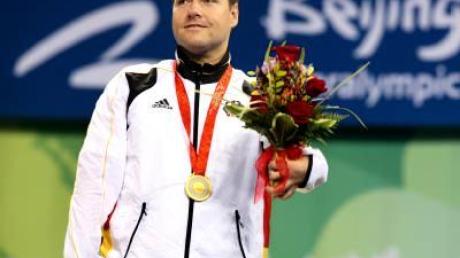 Jochen Wollmert trägt die Goldmedaille um den Hals.