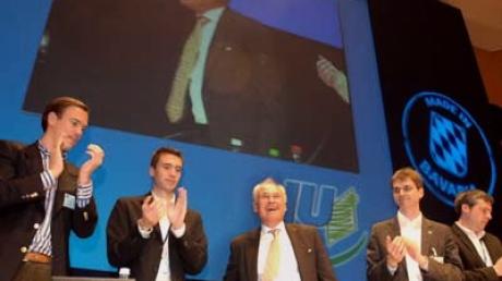 Gute Miene zum bösen Spiel: Erwin Huber musste auf der Landesversammlung der JU in Gersthofen Kritik an der CSU entgegen nehmen. Bild: Marcus Merk
