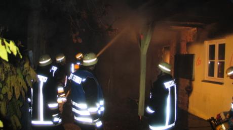 Die Feuerwehr löscht ein brennendes Sofa in Dillingen.
