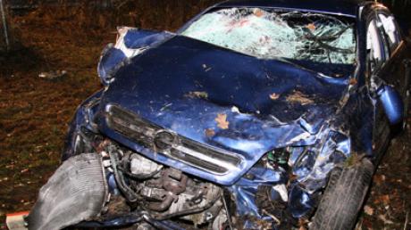 Nach dem Unfall schleppte sich der Fahrer dieses Wagens noch auf die B16 bei Pfaffenhofen, wo er von einem Lastwagen überfahren wurde. 