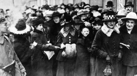Heute selbstverständlich, 1918 eine Sensation - Frauen, die zum Wählen gehen.