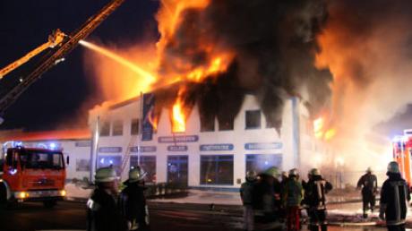 Eine Lagerhalle in Wolnzach ist in Flammen aufgegangen.Bild: Heinz Reiß