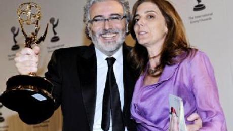 Die argentinischen Produzenten Claudio Villarruel (L) und Bernarda Llorente freuen sich über den Emmy in der Kategorie TV Movie-Mini Serie. 