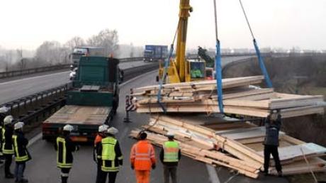  Bei einem LKW-Unfall auf der B2 bei Stettenhofen landeten Teile eines Holz-Fertighauses auf der Fahrbahn. Bild: Merk 