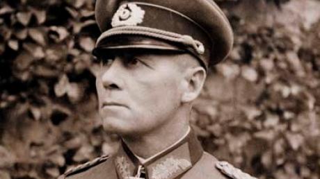 Die Reproduktion eines historischen Fotos zeigt den Wehrmachtsgeneral Erwin Rommel. Das Haus der Geschichte Baden-Württemberg in Stuttgart zeigt die Sonderausstellung "Mythos Rommel".